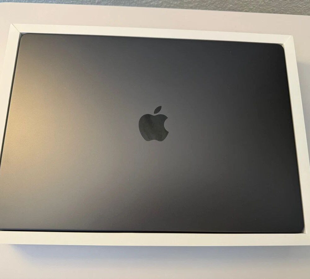 Apple MacBook Pro 16-in M4 Max 14 Core CPU 32 Core GPU 36GB 1TB Black